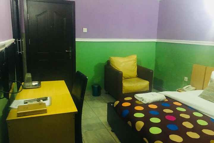 Room 3 of 27