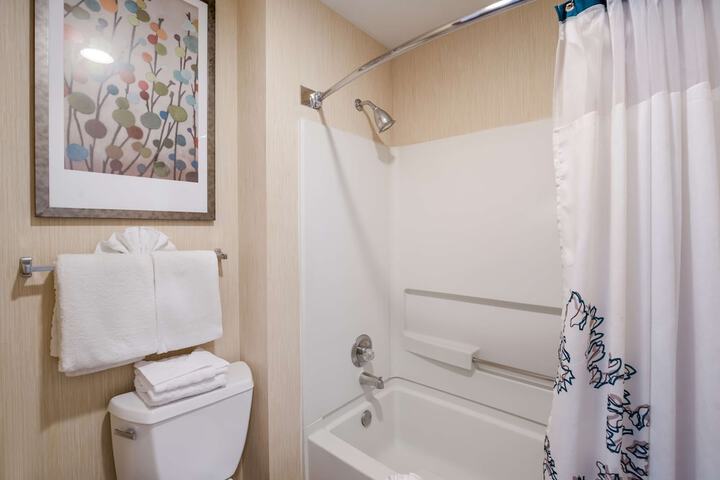 Accessible Suite King Bed Mobility Accessible Bathtb Sofa Bed Fullkt Full Breakfast (25 of 41)