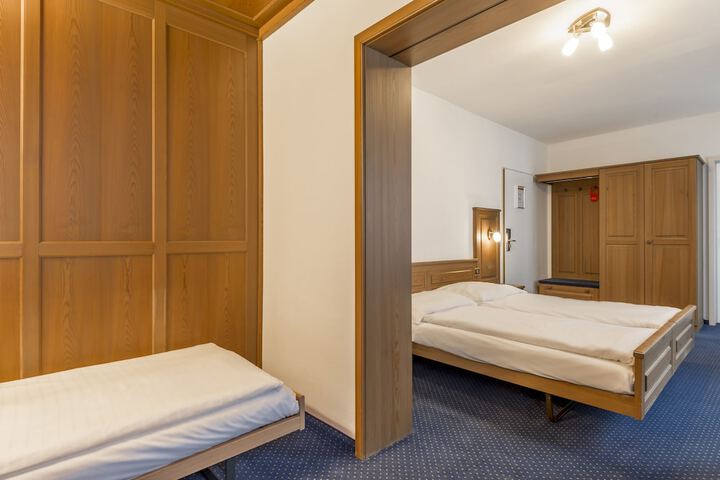 Room 11 of 103