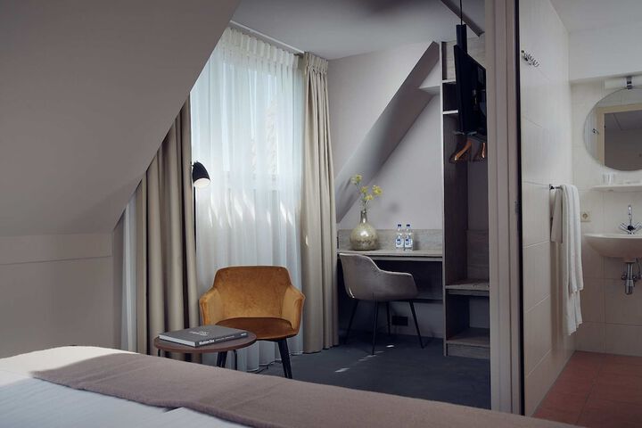 Room 15 of 34