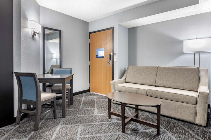 1 King Bed Sitting Area Work Desk Microwave and Refrigerator Full Breakfast (4 of 17)