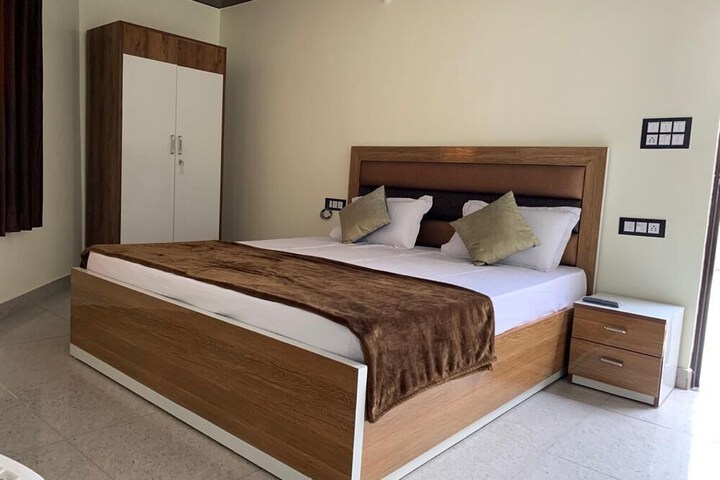 Room 5 of 11