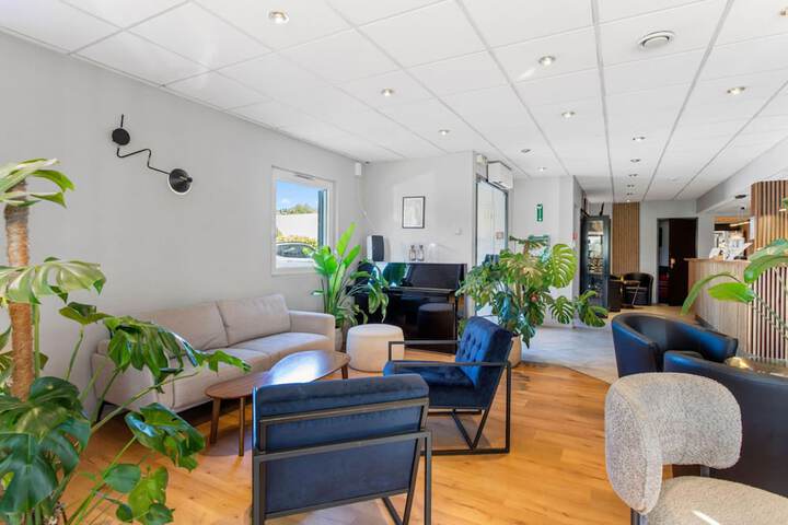 Entrance & Lobby
