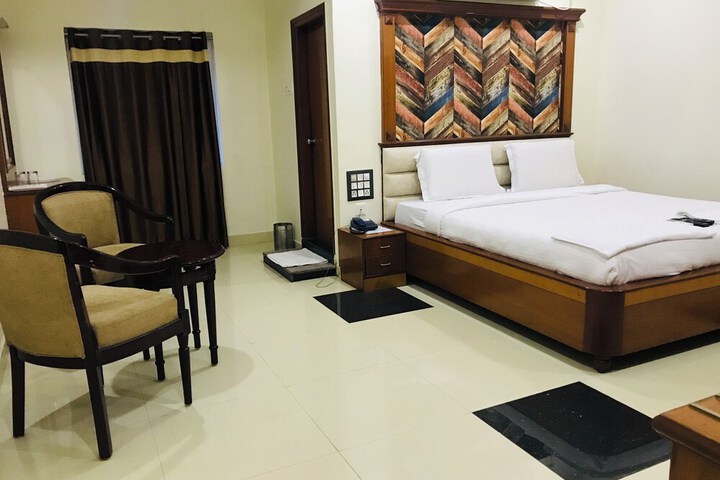 Room 4 of 12