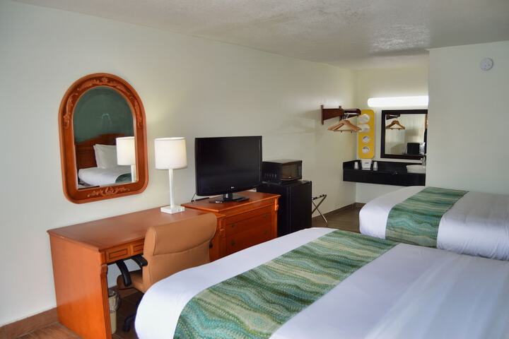1 Queen Bed Mobility Accessible Bathtub with Grab Bars (6 of 18)