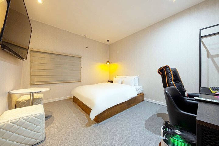 Room 2 of 28