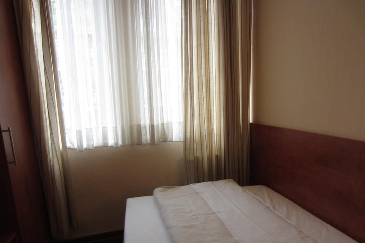Room 10 of 38