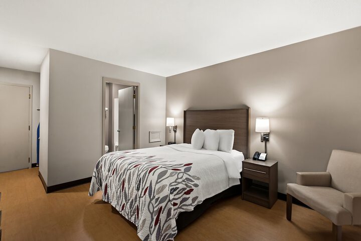 Deluxe Queen Bed (9 of 13)