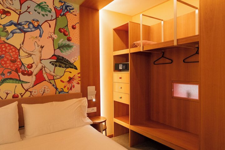 Room 42 of 153