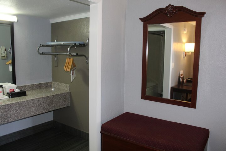 Room 21 of 34