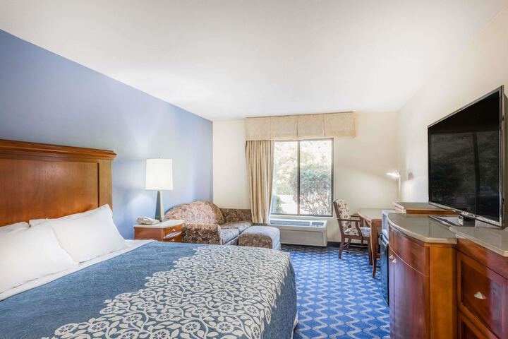 Deluxe King Bed (3 of 8)