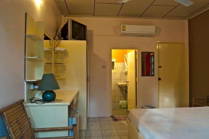 Room 11 of 32