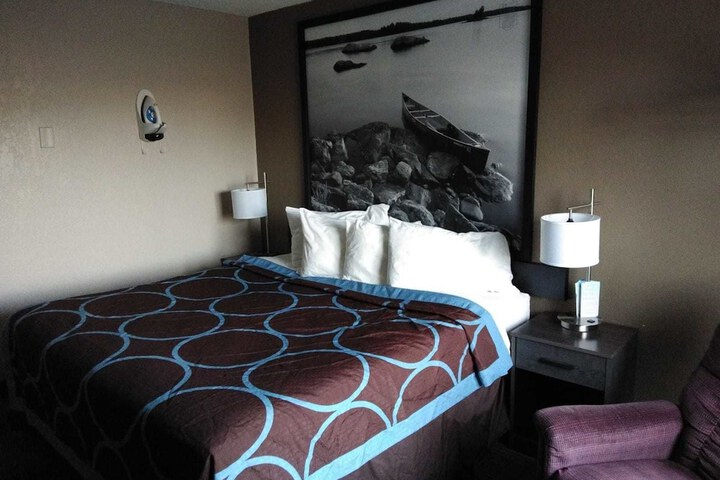 1 Queen Bed (5 of 11)