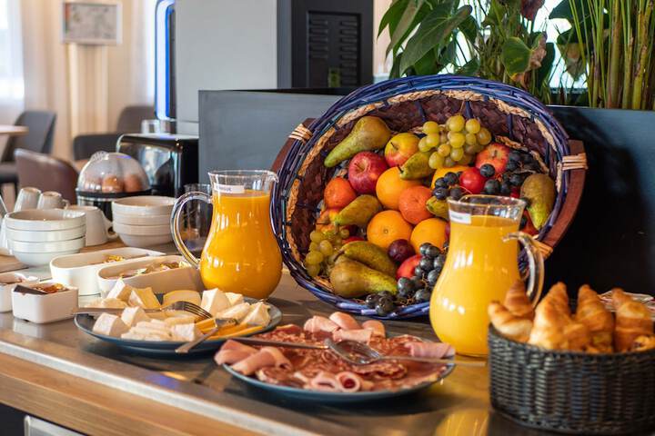 Breakfast/Coffee Service 24 of 32