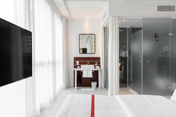 Room 25 of 82