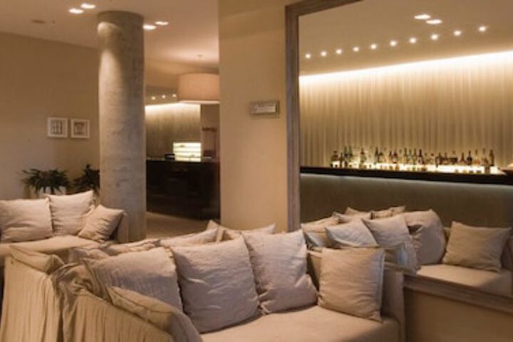 Lounge 87 of 92