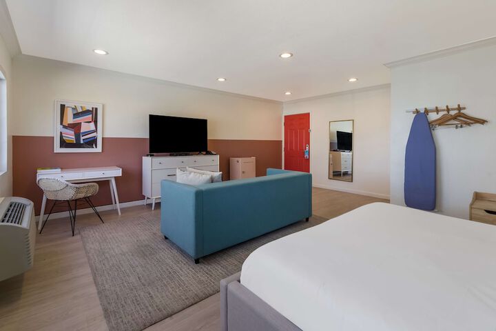 1 King Bed (2 of 8)