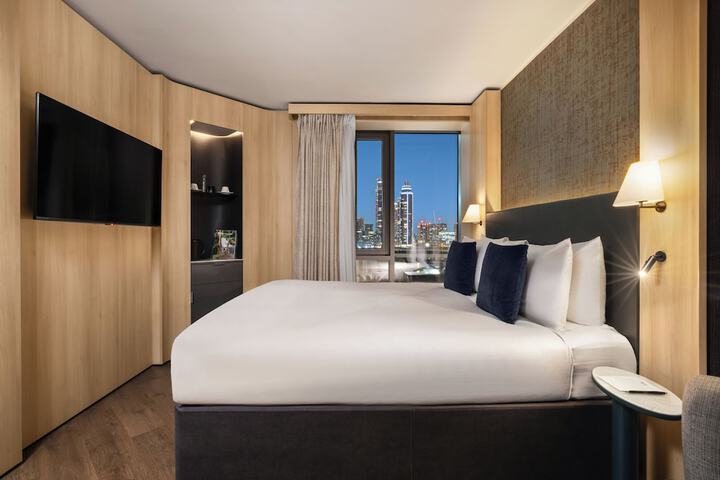 Room 32 of 94