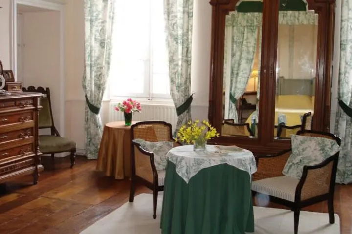 Room 3 of 10