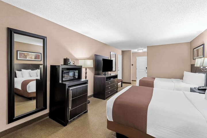 Accessible 1 Queen Accessible Walk in Shower Sofa Bed Microwave and Refrigerator WiFi Full Breakfast (5 of 16)