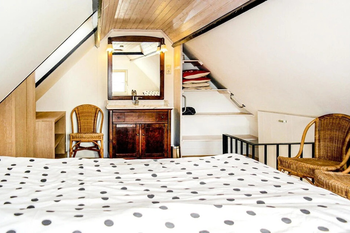 Room 2 of 11