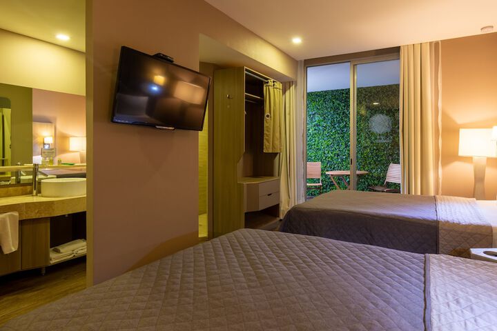 Room 14 of 100