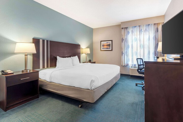 1 King Bed Microwave and Refrigerator Full Breakfast (14 of 15)