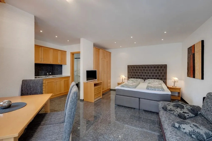 Room 4 of 11
