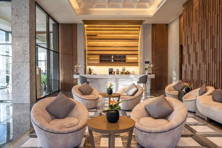 Lounge 96 of 120