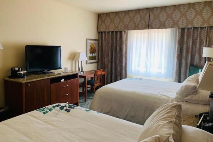 1 Queen Bed (7 of 8)