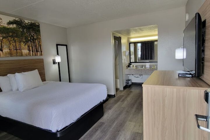 1 Queen Bed (10 of 35)