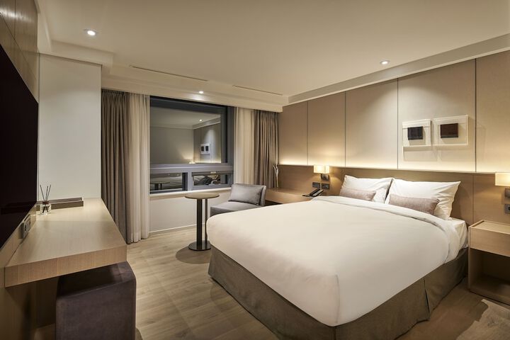 Room 8 of 48