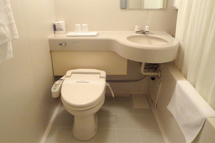 Room 8 of 33