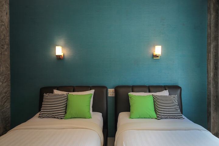 Room 12 of 152