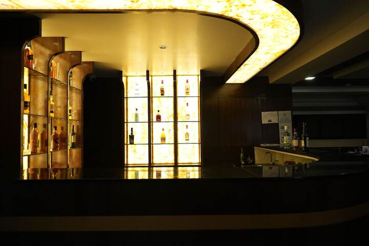 Lounge 22 of 31