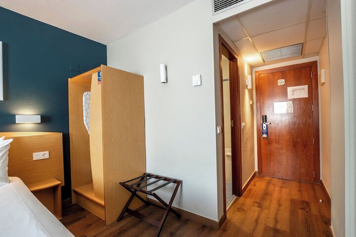 Room 27 of 107