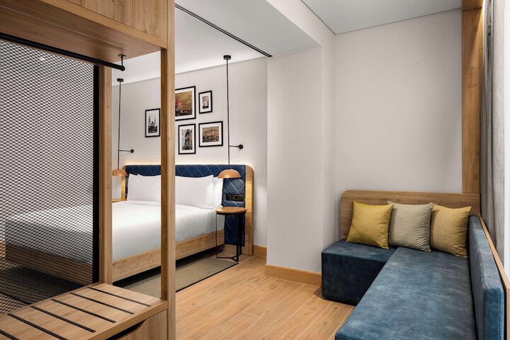 Room 33 of 62