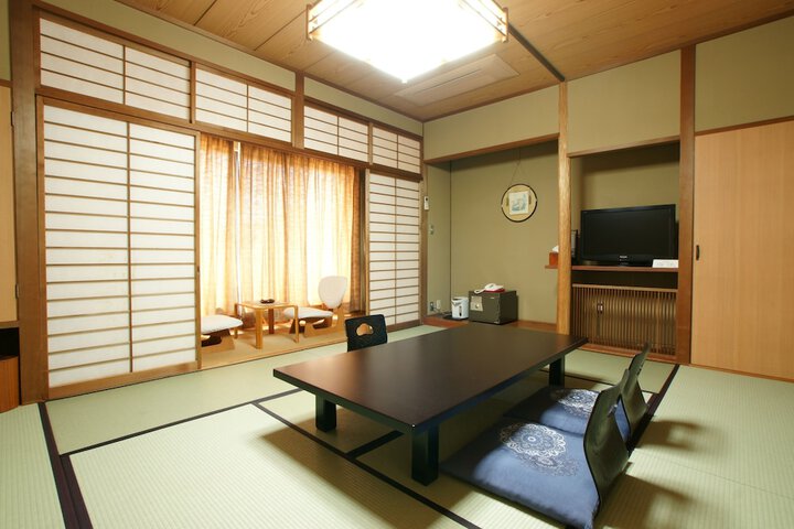 Room 6 of 25