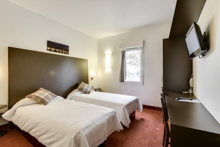 Room 8 of 27