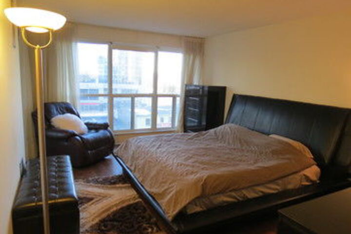 Room 7 of 12