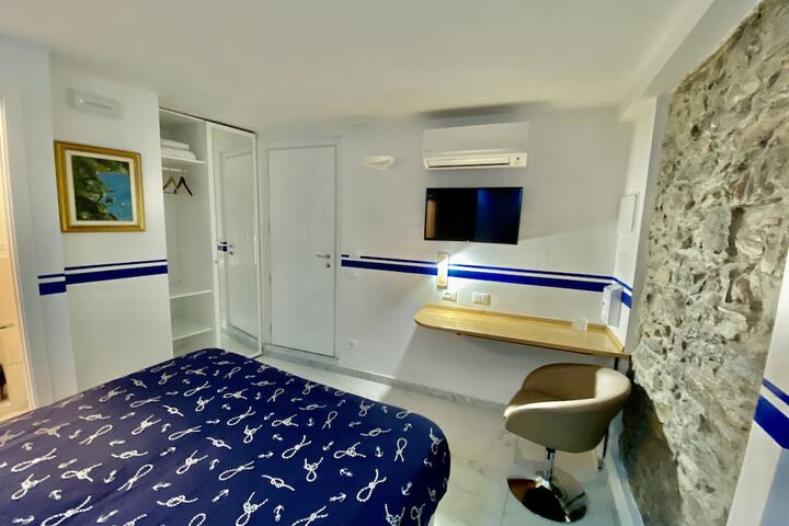 Room 5 of 190