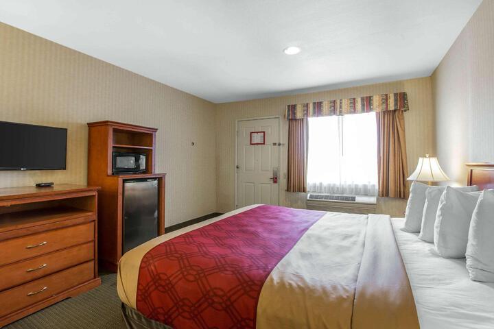 1 King Bed (2 of 14)
