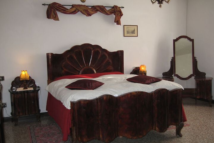 Room 7 of 25