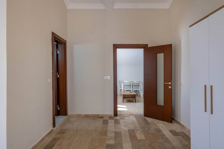 Room 32 of 171