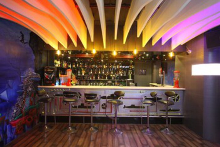 Lounge 4 of 36