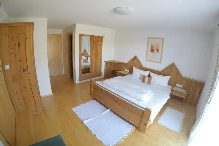Room 2 of 10