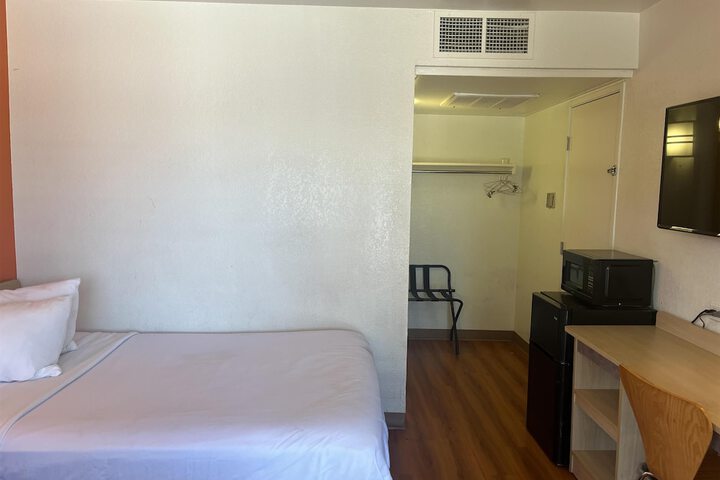 Room 16 of 42