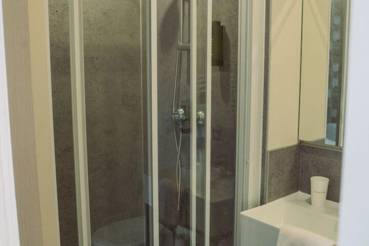 Room 16 of 28