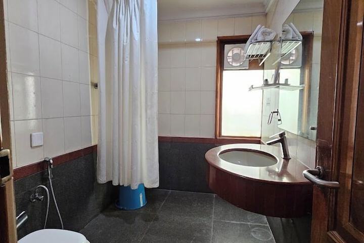 Room 5 of 8
