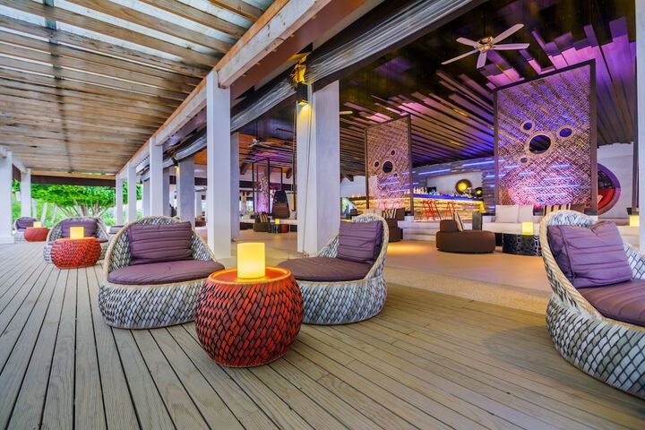 Lounge 88 of 144